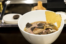 Báo Mỹ nói gì về bát phở Việt dùng nguyên liệu ngoại nhập giá 4 triệu đồng?