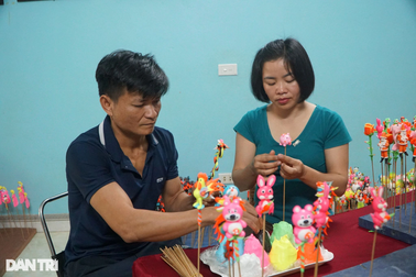 Cặp vợ chồng nhiều năm "bỏ Tết", rong ruổi cùng xe tò he