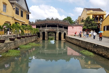 Bao giờ Chùa Cầu mới hết ô nhiễm?