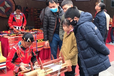 Cận cảnh chiếc khăn đội đầu dài 5m của phụ nữ dân tộc Pà Thẻn