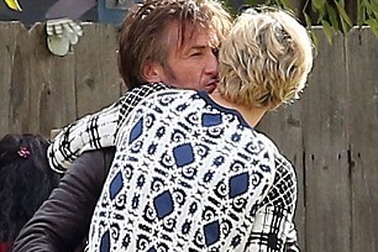 Sean Penn và Charlize Theron ngày càng gắn bó