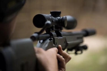 Cảnh sát bắn tỉa yểm trợ thợ lặn cứu người ở hồ cá sấu