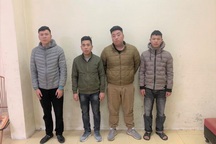 Nửa đêm, 4 thanh niên mang pháo ra đốt trái phép