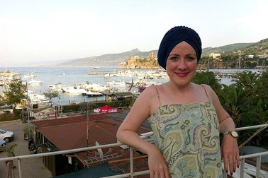 Nhà tạo mẫu mặc 1 chiếc váy suốt 22 năm