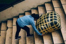 Nữ cửu vạn chợ Đồng Xuân oằn mình trong nắng đầu hè