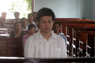 Chiếm đoạt tiền công ty để cá độ bóng đá