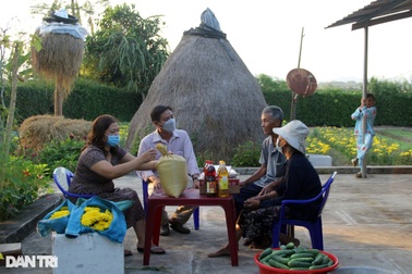 Luống rau, mái nhà mới nơi người dân hứng chịu cơn lũ lịch sử