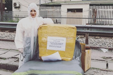 Đinh Thành Lê một mình mang đồ bảo hộ đến tặng Bệnh viện Bạch Mai