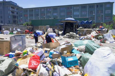 Chồng giấu "quỹ đen" trong hộp giấy, vợ không biết mang bán đồng nát