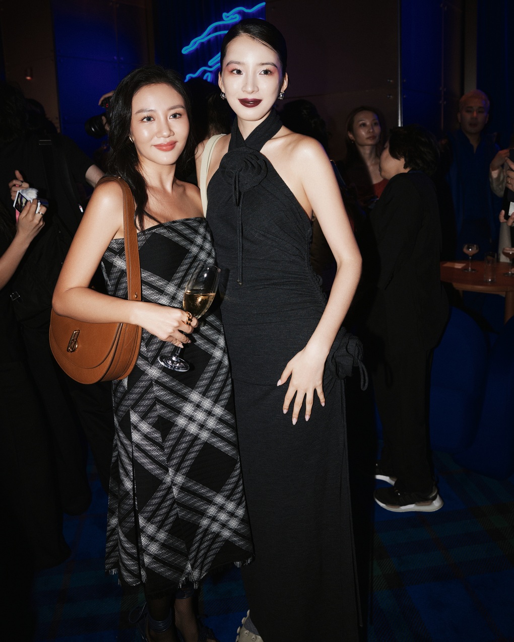 Văn Mai Hương khoe vai trần quyến rũ, tình tứ bên nam thần Thái Lan - 4