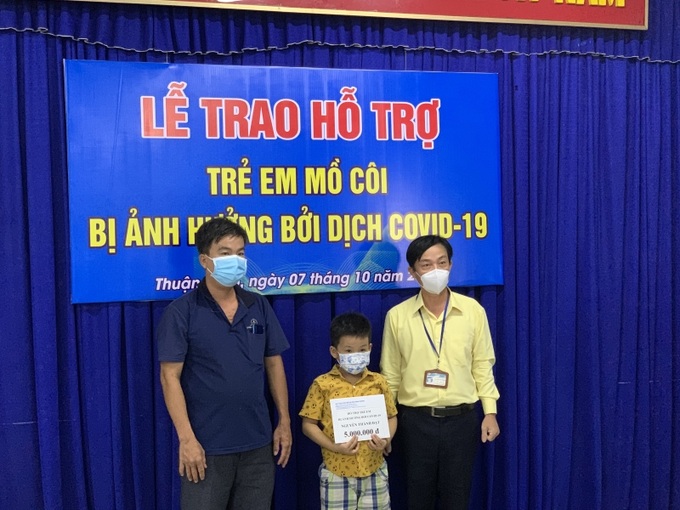 Trao hỗ trợ cho trẻ em mồ côi do dịch bệnh Covid-19 của phường Thuận Giao (TP.Thuận An).