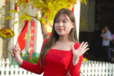 Người dân TPHCM xuống phố dưới không khí trong lành sáng đầu năm