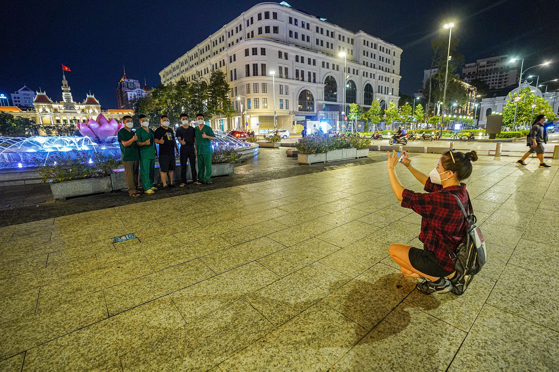 Phố đi bộ Nguyễn Huệ nhộn nhịp ngày cuối tuần khi TPHCM mở cửa - 11