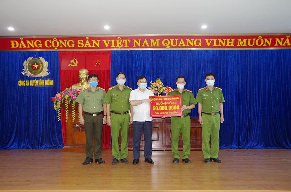 20 chiến sĩ công an khống chế đối tượng đâm chém bố mẹ, đánh 2 con ruột - 1