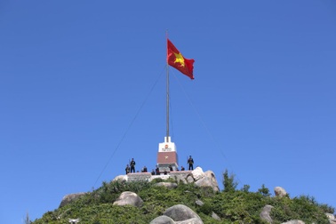 Bình Định: Tặng quà cho ngư dân là thanh niên tiêu biểu xã đảo Nhơn Châu