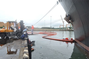 Vỡ đường ống, gần 1.000 lít dầu tràn ra vùng biển Dung Quất