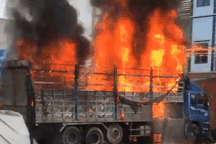 Tài xế dũng cảm lái chiếc xe đang bốc cháy ngùn ngụt ra xa khu dân cư