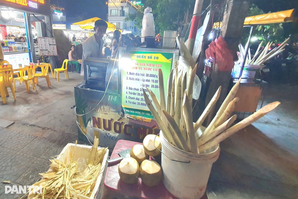 Hàng rong bát nháo chợ đêm du lịch Sơn Trà - 2