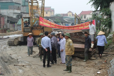 Dân cản trở thi công công trình để đòi đền bù lún, nứt nhà