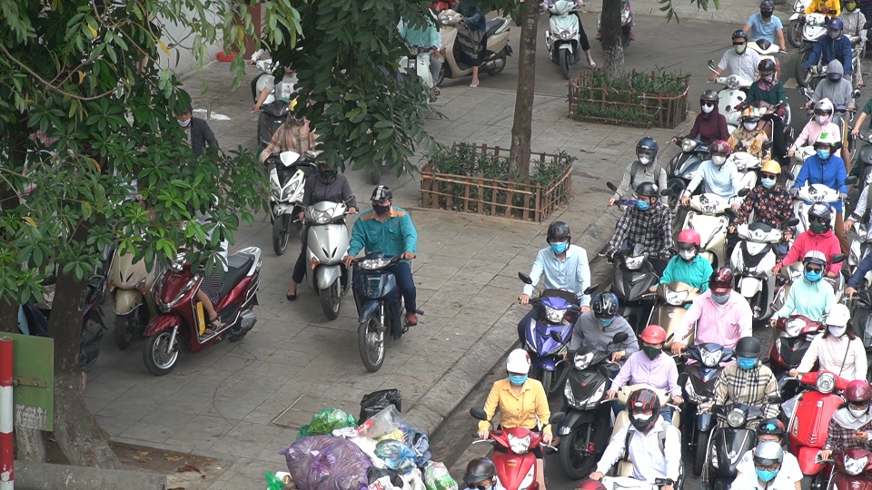 Học sinh được đến trường, “đặc sản” tắc đường trở lại Hà Nội - 5 Học sinh được đến trường, “đặc sản” tắc đường trở lại Hà Nội - 5