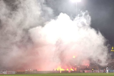 Tác hại của những quả pháo sáng: “Treo sân” một trận chưa phải là nặng
