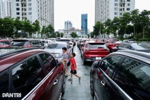 Hàng trăm ô tô quây kín quảng trường, xuống gầm cầu Hà Nội trú bão Wipha