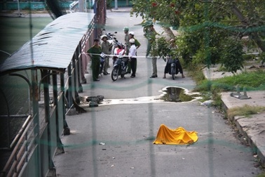 Nghi án người đàn ông tự thiêu giữa sân bóng đá