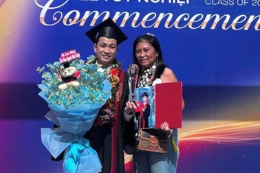 Lâm Đồng: Mẹ căng băng rôn, mở tiệc đãi 100 khách mừng con trai là thủ khoa