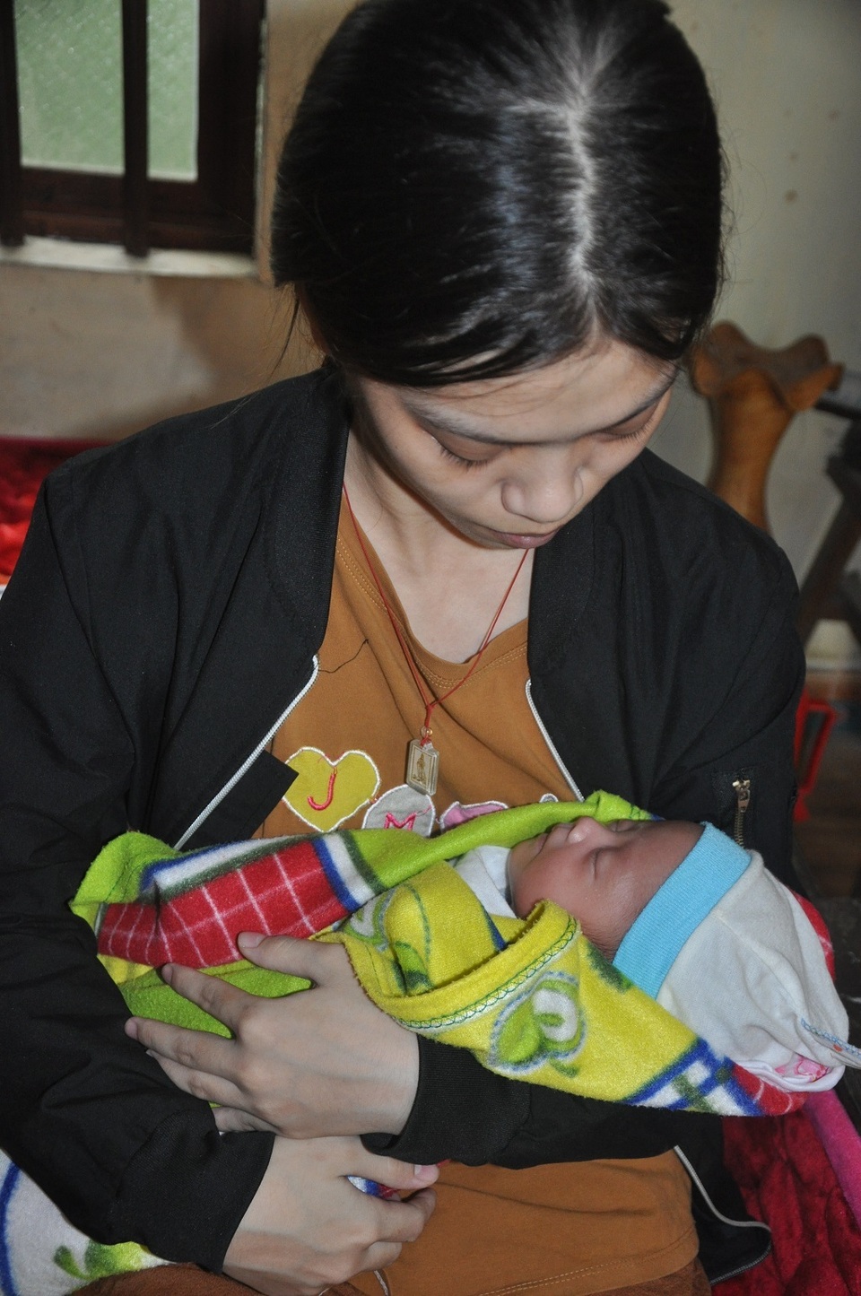 Xót xa cảnh người mẹ sinh 3 bé yếu ớt, một bé mãi mãi ra đi...2 bé nằm cấp cứu! - 4 Xót xa cảnh người mẹ sinh 3 bé yếu ớt, một bé mãi mãi ra đi...2 bé nằm cấp cứu! - 4