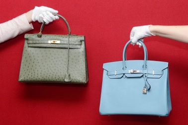 Hermès và bí kíp bán túi giá siêu đắt vẫn có người xếp hàng mua