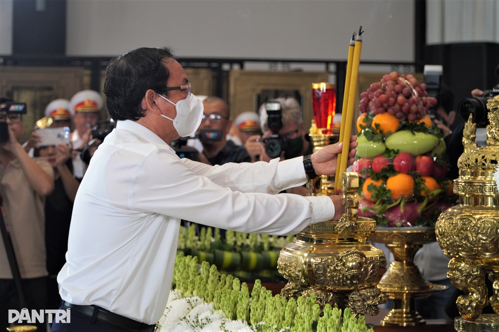 Người thân rơi nước mắt tại lễ tưởng niệm cán bộ, chiến sĩ mất do Covid-19 - 4