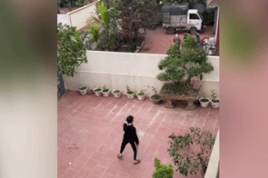 Hai anh hàng xóm chơi cầu lông theo phong cách mùa dịch