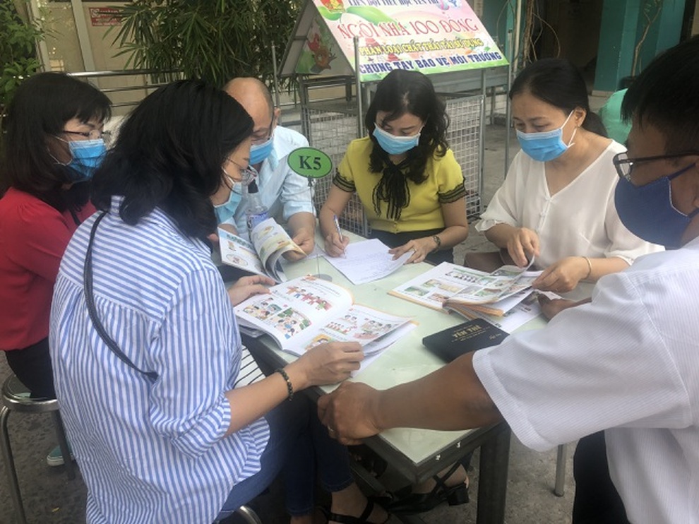 Sách giáo khoa có là mặt hàng thiết yếu? Đi mua sách có bị phạt không? - 2 Sách giáo khoa có là mặt hàng thiết yếu? Đi mua sách có bị phạt không? - 2
