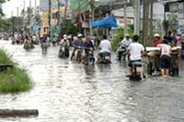 TPHCM đê vỡ, đường ngập vì triều cường