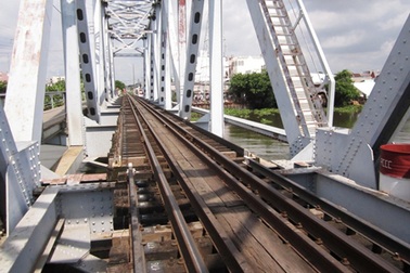 Người đàn ông bị tàu hỏa tông rớt xuống sông