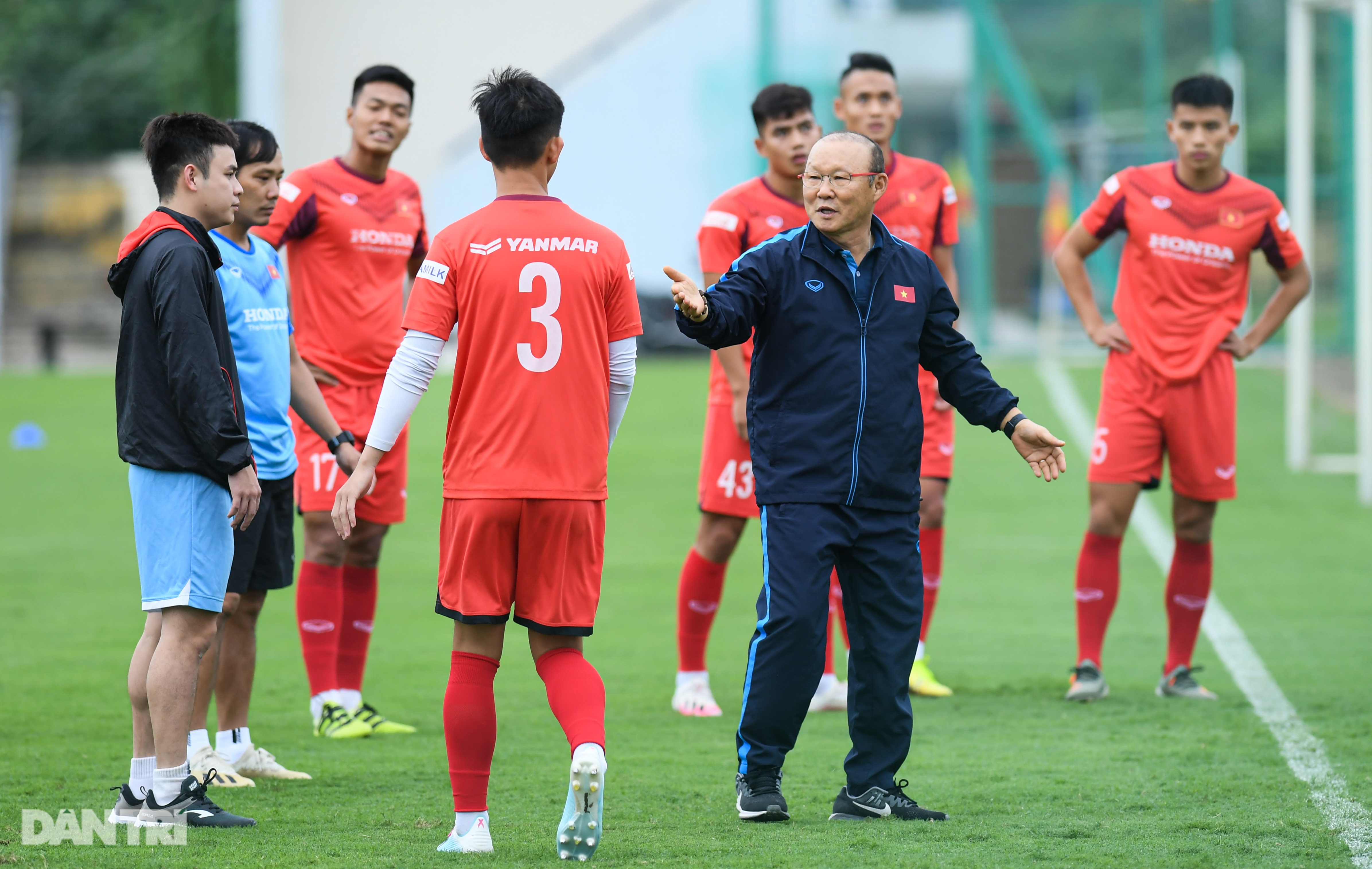 Thầy Park nhăn mặt, hướng dẫn học trò tới bung giày - 1 Thầy Park nhăn mặt, hướng dẫn học trò tới bung giày - 1