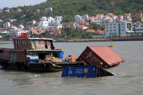 Tàu chở container ô tô bị chìm, 16 thuyền viên thoát chết