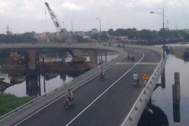 Cảnh giác với “khúc cua tử thần” trên cầu 