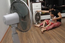 Tại sao càng ngồi quạt càng thấy khó chịu trong ngày nắng nóng cao điểm?
