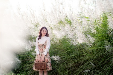 Bãi cỏ lau trắng tuyệt đẹp hút giới trẻ Hà thành tới "sống ảo"