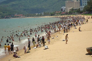 Hàng ngàn người dân đổ ra biển tắm xả xui 
