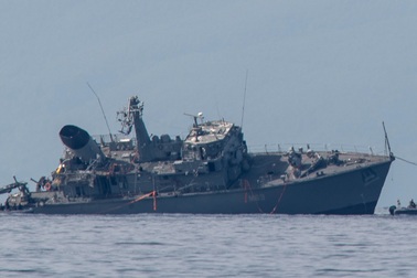 Tàu chở hàng đâm vỡ đôi tàu dò mìn của hải quân Hy Lạp