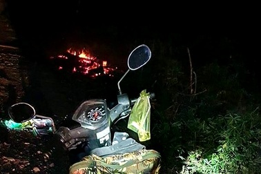 Phát hiện thi thể người đàn ông cạnh đống củi cháy dở, nghi tự thiêu