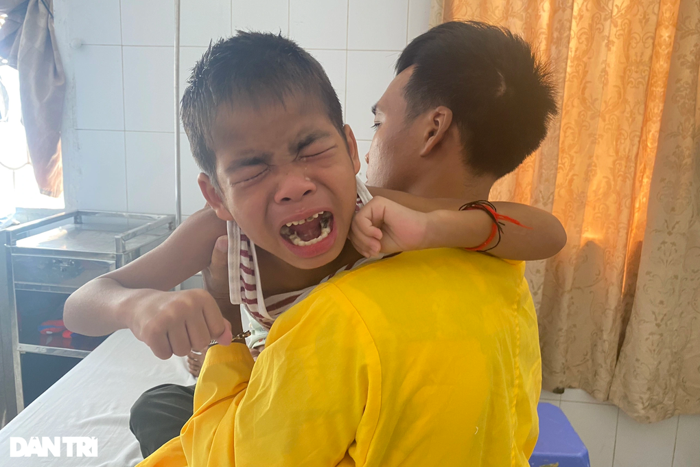 Hết tiền, người cha dân tộc Vân Kiều khóc nấc xin đưa con rời bệnh viện - 8 Hết tiền, người cha dân tộc Vân Kiều khóc nấc xin đưa con rời bệnh viện - 8