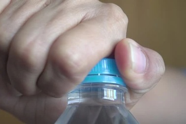 Hành động quen thuộc giải phóng đến 75.000 hạt vi nhựa vào môi trường