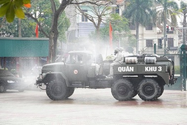 Quân khu 3 hỗ trợ phun khử khuẩn phòng Covid-19 cho TP Hải Dương