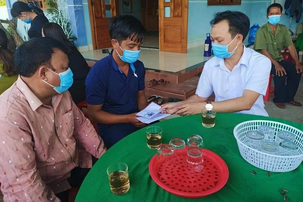 Trèo cây hái nhãn ăn, bé gái 6 tuổi bị ong đốt tử vong - 1 Trèo cây hái nhãn ăn, bé gái 6 tuổi bị ong đốt tử vong - 1