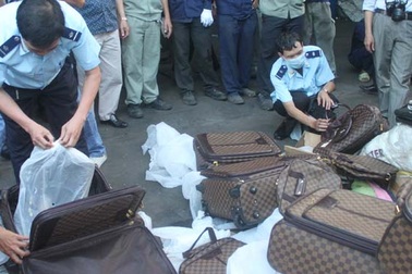 Hàng dỏm xuống phố