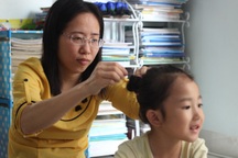 “Cô giáo” khuyết tật lết trên sàn nhà: “Tôi không bán chữ nên không nhận tiền”