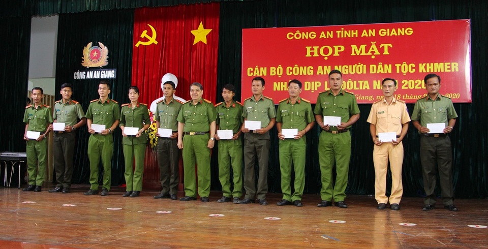 Họp mặt tặng quà cho chiến sĩ công an người dân tộc Khmer - 2 Họp mặt tặng quà cho chiến sĩ công an người dân tộc Khmer - 2